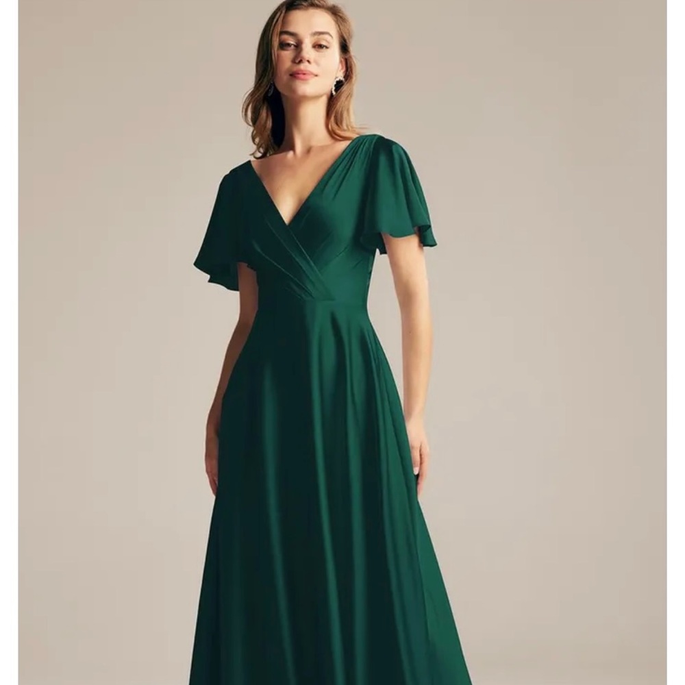 Elegant Emerald Green Maxi Dress with Flutter Sleeves